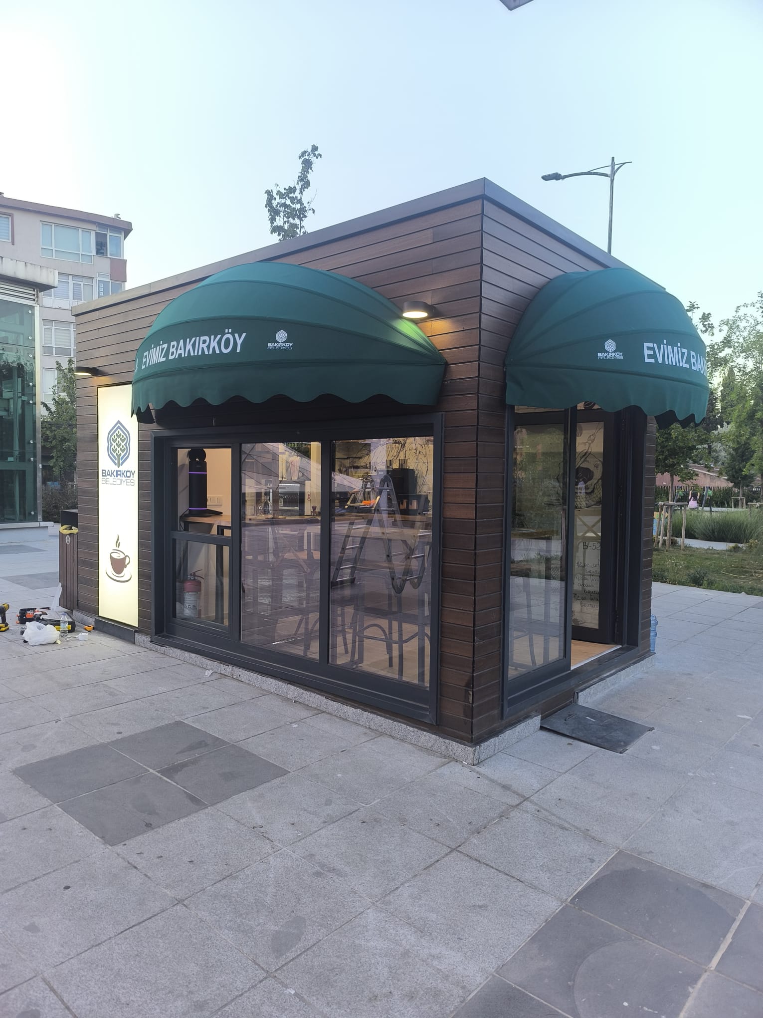 Kiosk cephesinde yeşil kubbeli tenteler
